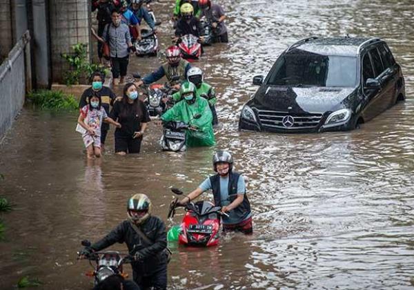 Jangan Menerobos Banjir Jika Tak Ingin Jaminan Asuransi Kendaraan Anda Hangus