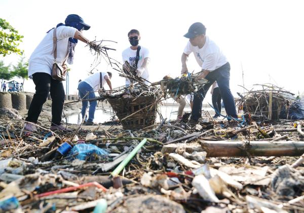 Aksi Bersih Pantai, Pelindo Kumpulkan 1,7 Ton Sampah