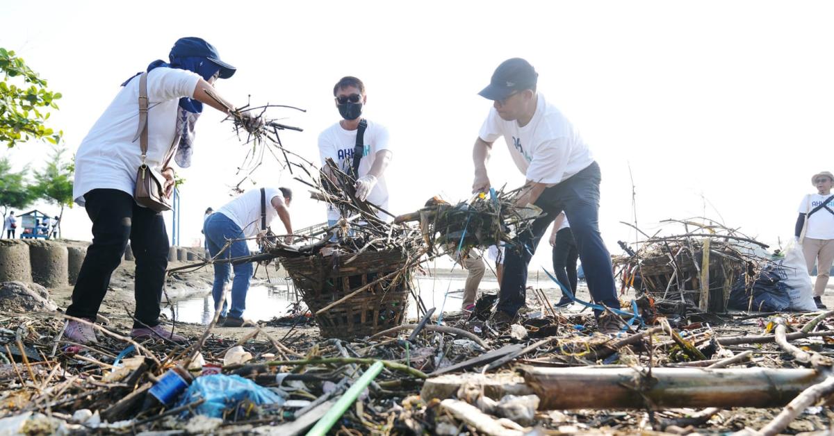 Aksi Bersih Pantai, Pelindo Kumpulkan 1,7 Ton Sampah