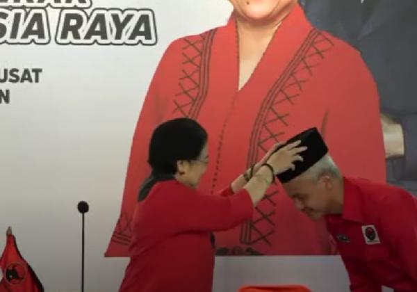 Usai Umumkan Sebagai Capres PDIP, Megawati Pakaikan Kopiah Hitam Kepada Ganjar Pranowo, Apa Maksudnya?