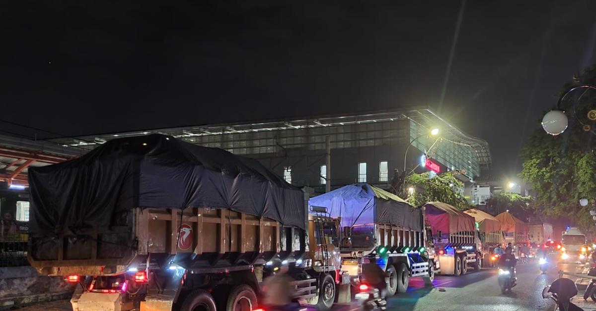 Pengendara dan Warga Resah Imbas Puluhan Truk Tanah Padati Jalanan Bekasi Setiap Malam