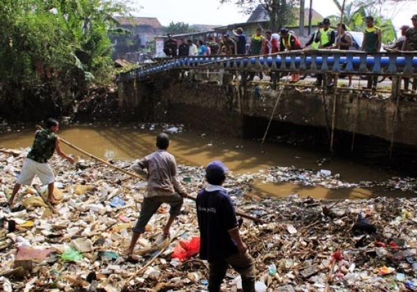 Wagub DKI Sedih Lihat Sampah di Sungai Jakarta, Volumenya Lebihi Luas Monas