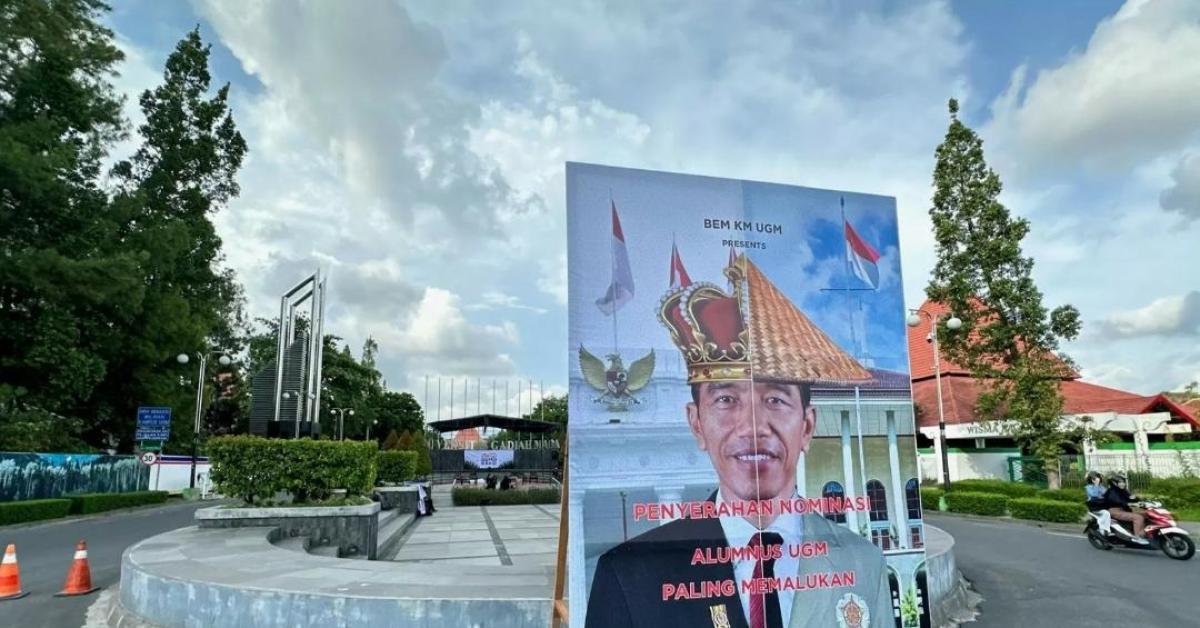 Baliho Bertuliskan 'Jokowi Alumnus Paling Memalukan' Terpasang di Bundaran UGM Yogyakarta