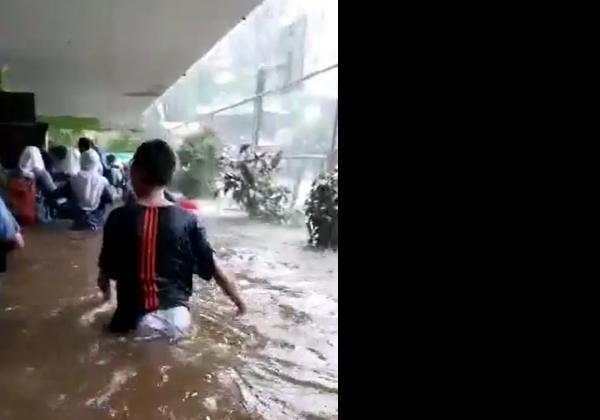 Diduga Akibat Banjir, Tembok MTSN 19 Jakarta Selatan Roboh Menimpa Siswa yang Sedang Bermain