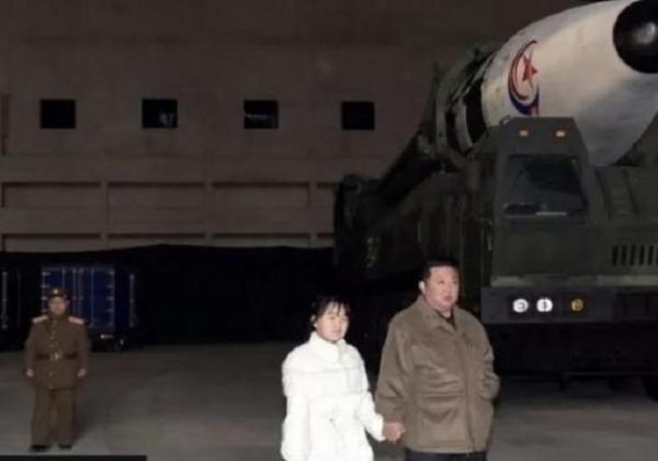 Kim Jong-un Didampingi Putrinya Inspeksi Peluncuran Rudal Balistik Terbesar di Korea Utara, Siap-Siap Perang?
