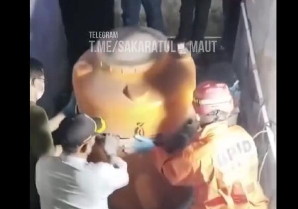  Video! Polisi Temukan Mayat Pria yang Membusuk di Dalam Toren di Pondok Aren