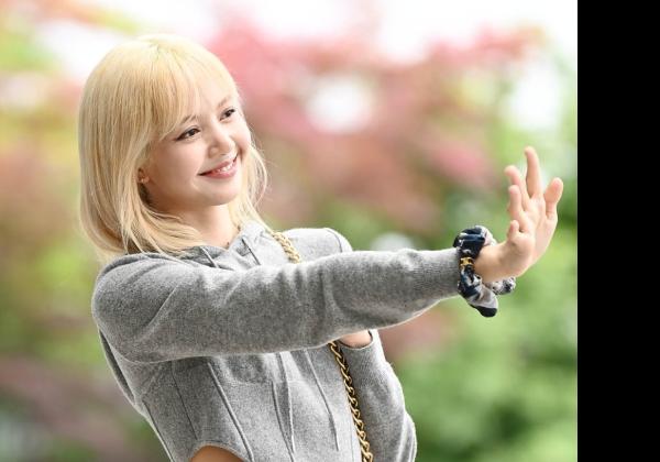 Gaya Santai Lisa BLACKPINK Terbang ke Paris, Segini Harga Outfit-nya