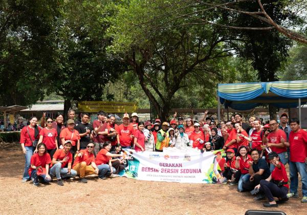 Coca-Cola Europacific Partners Indonesia Ingatkan Pentingnya Pilah Sampah Melalui Aksi Bersih-Bersih Serentak 