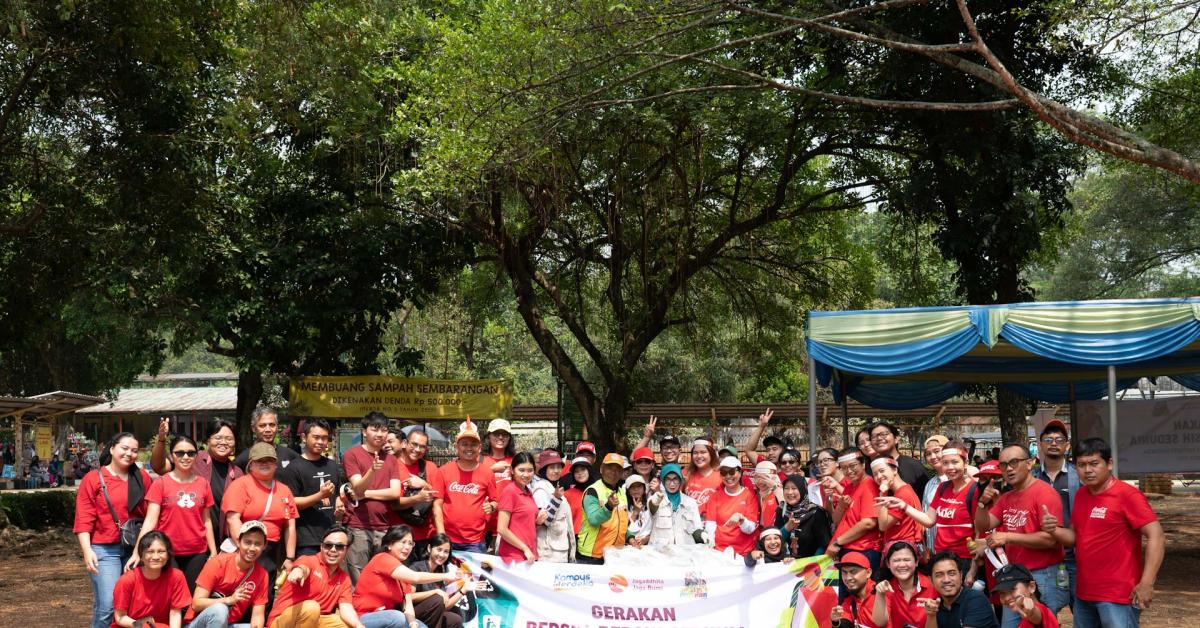 Coca-Cola Europacific Partners Indonesia Ingatkan Pentingnya Pilah Sampah Melalui Aksi Bersih-Bersih Serentak 