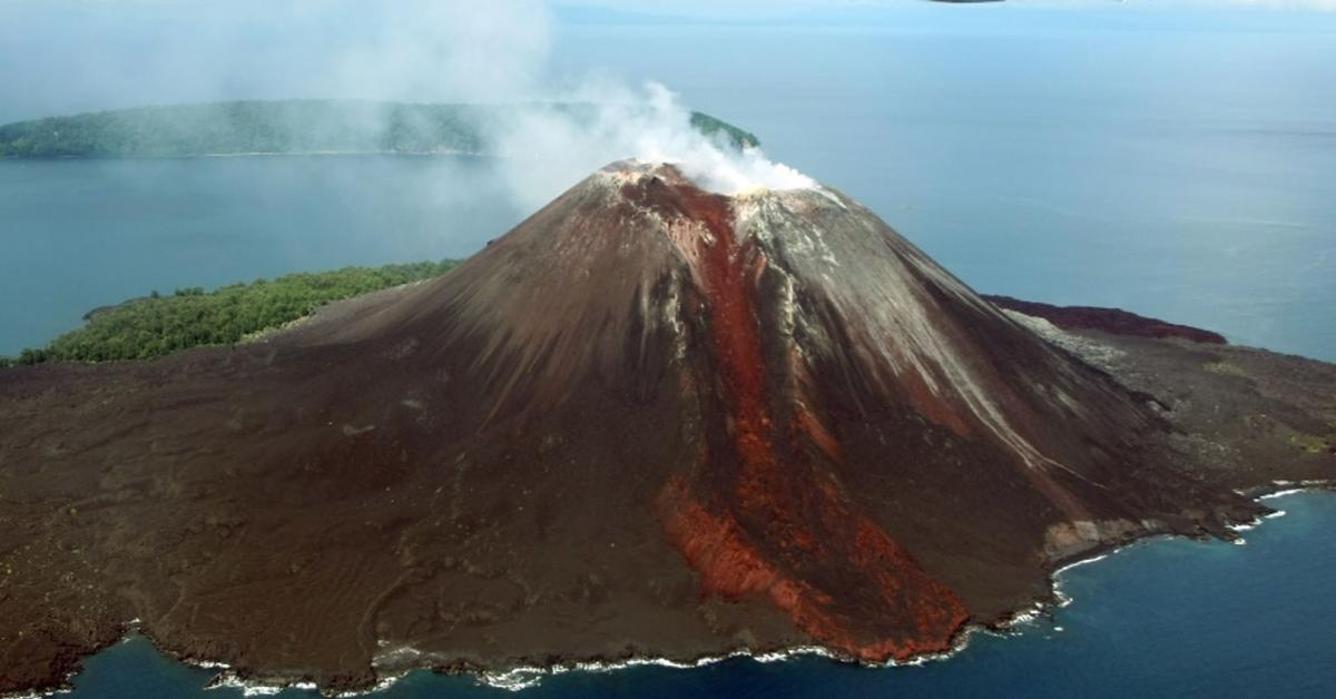 Wisata Pulau Krakatau, Petualangan Menegangkan di Tengah Keindahan Vulkanik