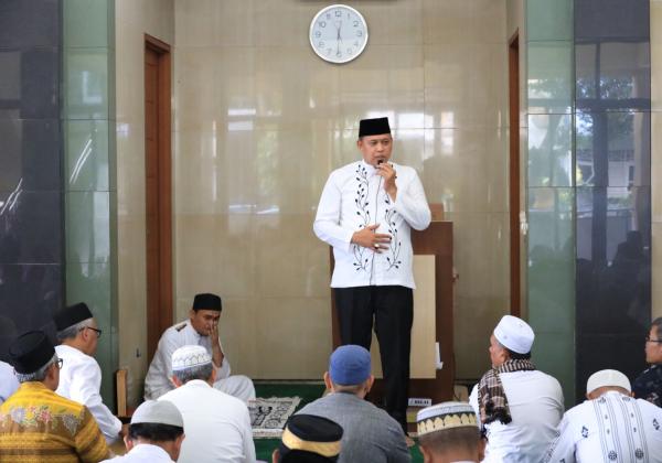 Jum'at Keliling, Plt Wali Kota Bekasi Berinteraksi Dengan Warga Rawalumbu