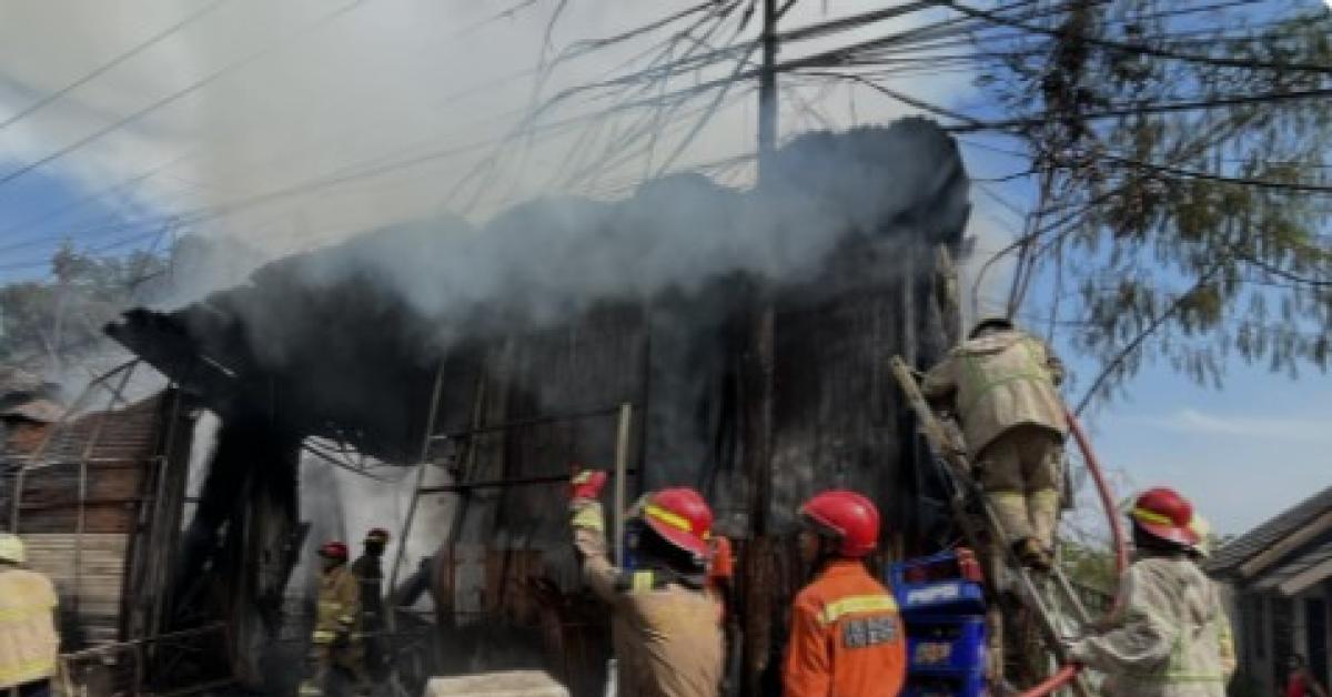 Si Jago Merah Lahap Lapak Rongsokan di Beji Depok Selama 7 Jam