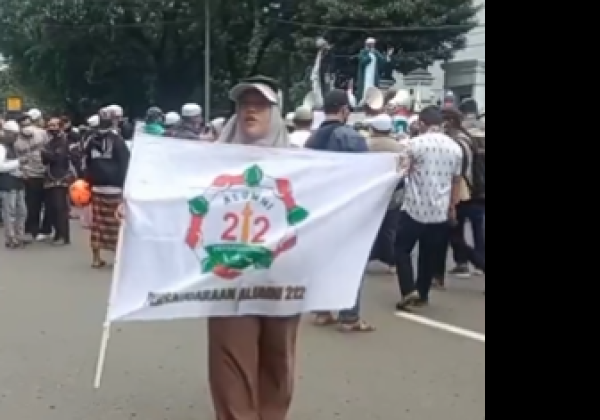 Viral Wanita Berhijab Bawa Bendera 212 Koar-koar Paksa Gus Yaqut Turun, Warganet: Drun Kadrun, Memalukan!
