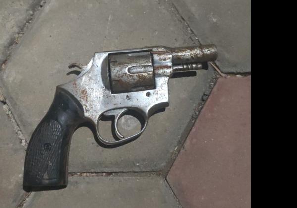 Polisi Amankan Senjata Api Rakitan Jenis Revolver Dari Pelaku Penembakan Pria di Bekasi