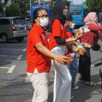 Rayakan Ramadan, TAYS Berbagi Paket Takjil  Bagi Pengguna Jalan dan Pengemudi Ojek Online 2a351cf69ea4c116fdd37f5ec3bc334e.jpeg