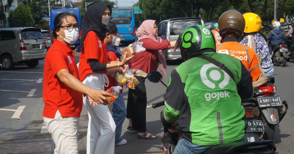 Rayakan Ramadan, TAYS Berbagi Paket Takjil  Bagi Pengguna Jalan dan Pengemudi Ojek Online 2a351cf69ea4c116fdd37f5ec3bc334e.jpeg