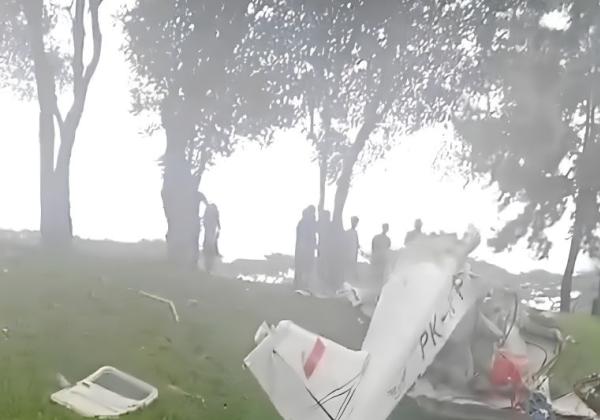 Pesawat Jatuh di Lapangan Sunburst BSD Tangsel, Korban Dikabarkan Tiga Orang 