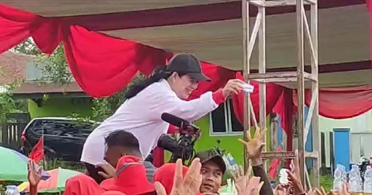 Kampanye di Banyumas, Puan Maharani Tertangkap Kamera Bagi-Bagi Amplop, Bawaslu Usut Dugaan Politik Uang