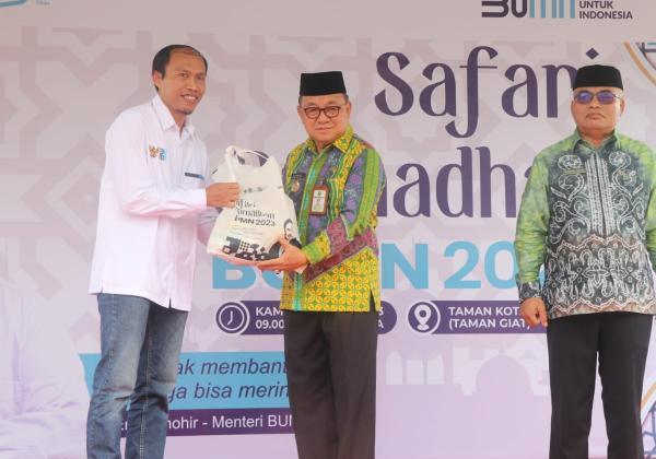 Safari Ramadhan BUMN 2023: Telkom Bagikan 1000 Paket Sembako Murah di Tanjung