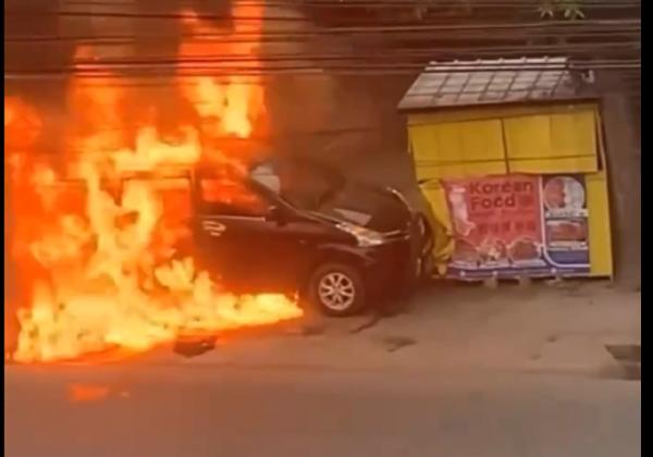 Viral! Mobil Avanza Terbakar saat Bawa 12 Galon BBM di Jambi