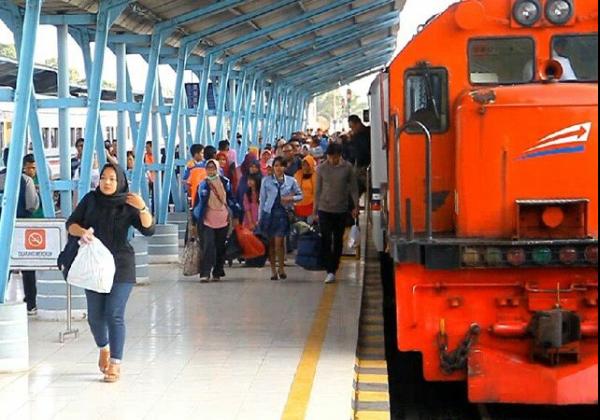 Ribuan Penumpang Arus Balik, Terus Berdatangan di Stasiun Kereta Api Area Daop 1 Jakarta