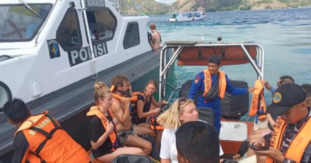 37 Wisatawan Berhasil Dievakuasi di Perairan Pulau Kelor Labuan Bajo Akibat Kapal Kandas