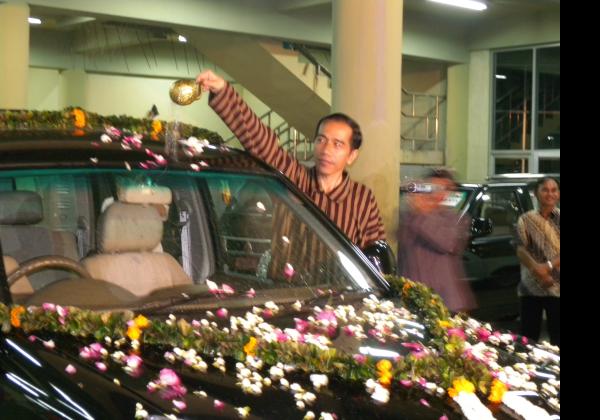 Jokowi akan Lakukan Ritual di IKN, Roy Suryo Ungkit Ritual Mobil Esemka Dahulu: Ambyar! 