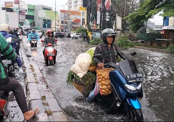 Hujan Deras Mengguyur Kota Bekasi, Jalan Raya Pekayon Terendam Banjir