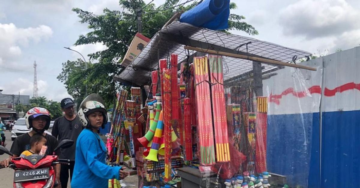 Omset Pedagang Kembang Api Dadakan Di Kota Bekasi Naik, Satu Hari Bisa Dapat 3 Juta