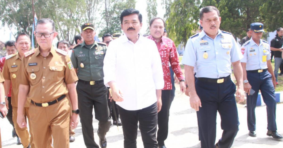 Menteri ATR/BPN Serahkan 110 Sertifikat Warga Lampung Utara di Lanud BNY, Begini Pesan Hadi Tjahjanto
