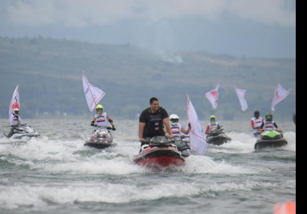 Serunya Menpora Dito Pimpin Parade Lap di Atas Jet Ski Kejurnas Aquabike 2024 Danau Toba