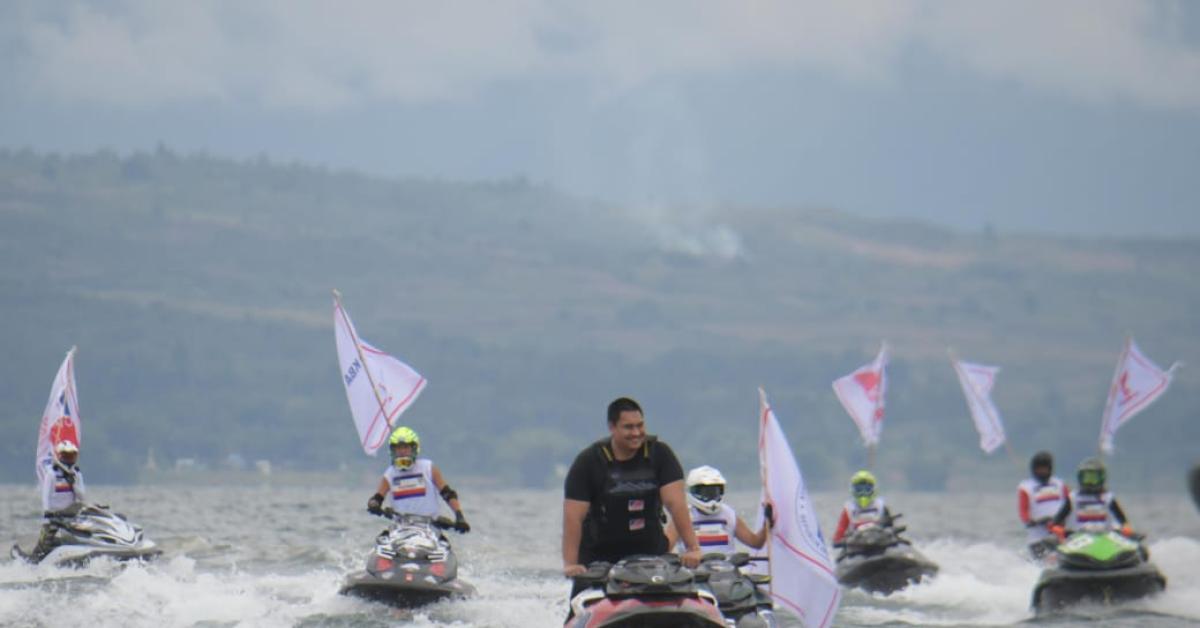 Serunya Menpora Dito Pimpin Parade Lap di Atas Jet Ski Kejurnas Aquabike 2024 Danau Toba