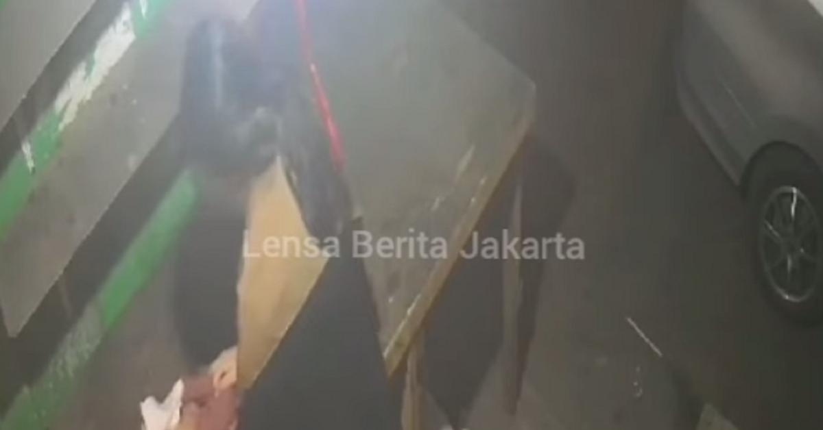 Tega! Video Ibu Tega Buang Bayi di Ruko Jakarta Timur, Polisi Ungkap Identitasnya Ternyata...