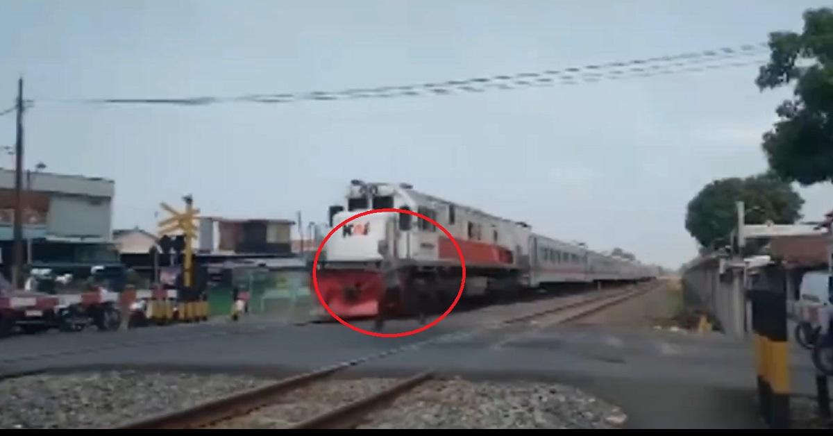 Ngeri! Seorang Kakek Nekat Terobos Palang Pintu Kereta Berujung Ditabrak, Kondisi Korban Mengkhawatirkan