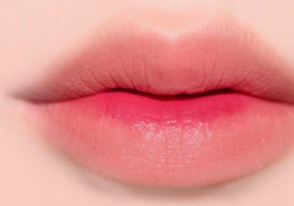 Tips Membuat Tampilan Bibir Ombre yang Menarik dengan Ombre Lipstik