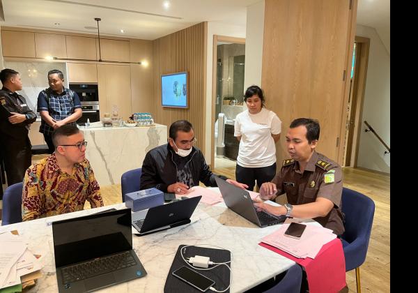 Tim Penyidik JAM PIDSUS Sita 2 Unit Mobil Mewah dalam Perkara Komoditas Timah