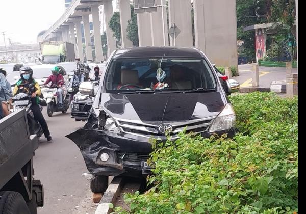 Brakk! Hilang Pandangan Sejenak, 2 Minibus Terlibat Kecelakaan di Jalan Gatot Subroto, Jakarta selatan