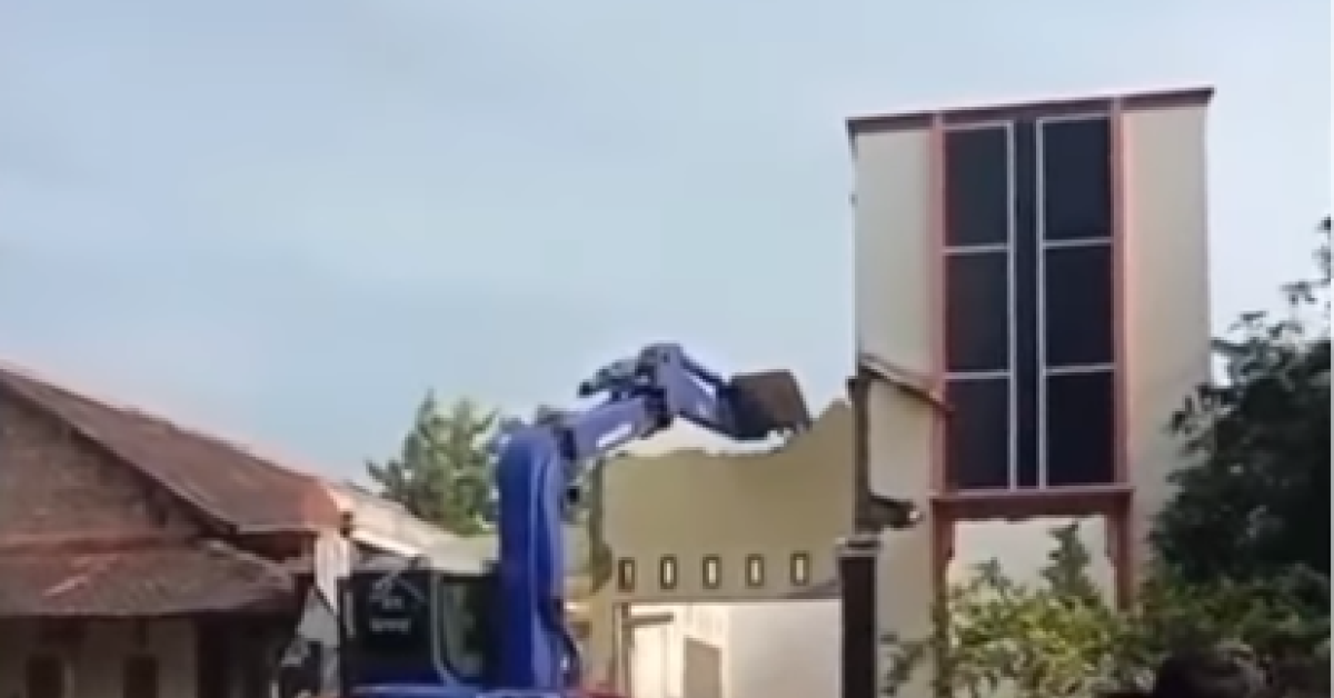 Pergoki Suami Selingkuh, Istri di Ponorogo Hancurkan Rumah Pakai Ekskavator, Warganet Melongo Keheranan