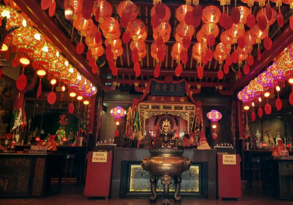 Makna Pemasangan Lampion di Vihara Dhanagun (Hok Tek Bhio) Bogor, Jelang Imlek 2024