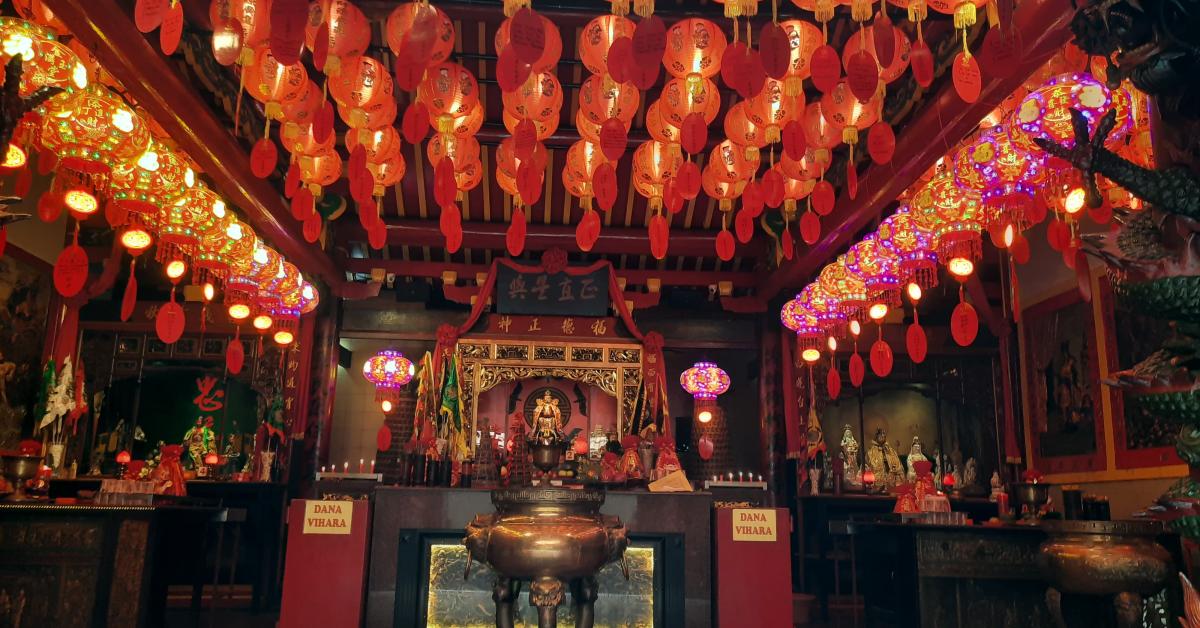 Makna Pemasangan Lampion di Vihara Dhanagun (Hok Tek Bhio) Bogor, Jelang Imlek 2024