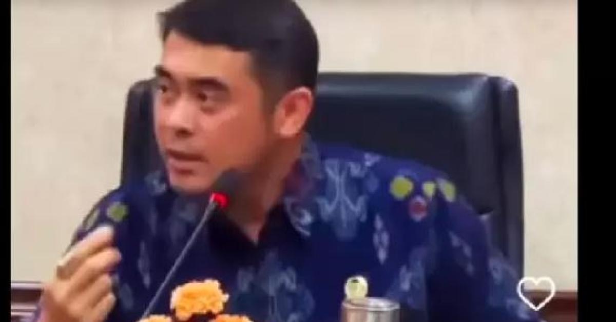 Arya Wedakarna Didemo, Massa Menuntut AWK Dipecat