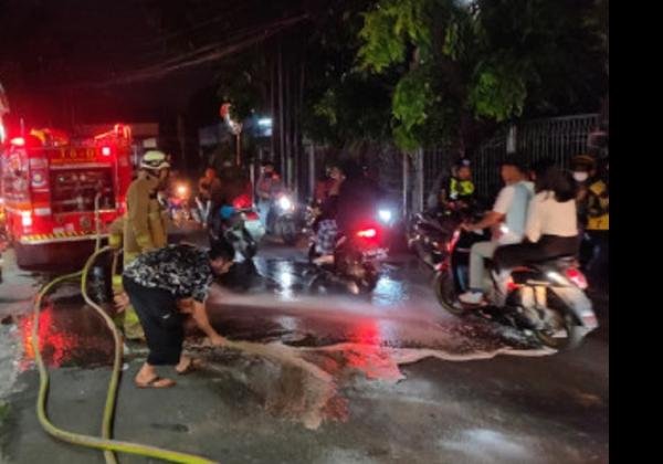 4 Pengendara Motor Jadi Korban Tumpahan Oli di Jalan Pusdiklat Jaktim, Personel Gulkarmat Sapu Bersih