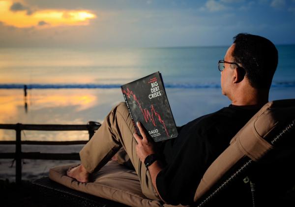 Anies Baswedan Unggah Foto Sedang Baca Buka di Pantai, Netizen Ribut Sebut Anies Sindir Jokowi
