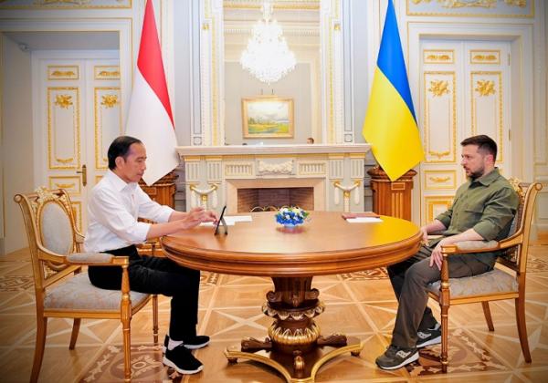  BREAKING NEWS! Jokowi-Zelenskyy Bertemu 4 Mata di Istana Maryinsky, Sama-Sama Bersepatu Kets