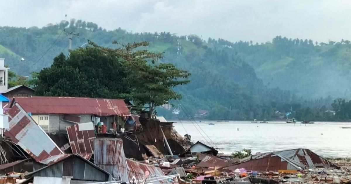 Belasan Rumah, Penginapan dan Satu Jembatan Amblas Akibat Abrasi Jadi Tontonan Warga di Minahasa Selatan