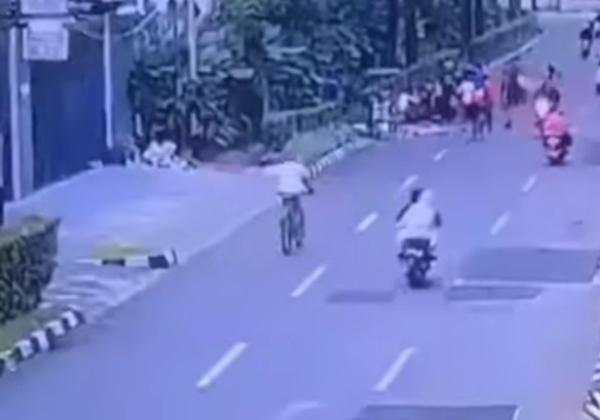 CCTV Detik-detik Pemotor Tabrak Tukang Gorengan di Bintaro Tangsel Viral, Polisi Masih Bungkam
