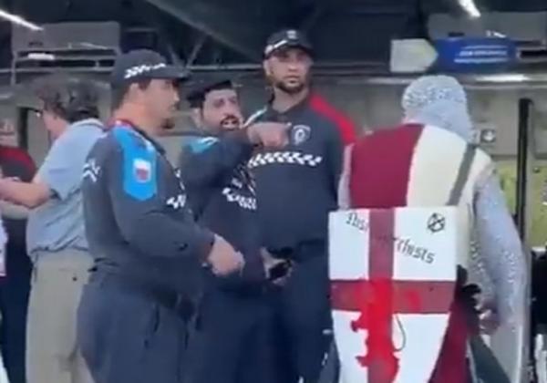 Piala Dunia: Viral! Pakai Baju Zirah Perang Salib, Suporter Inggris 'Diusir' Keamanan Qatar Keluar Stadion