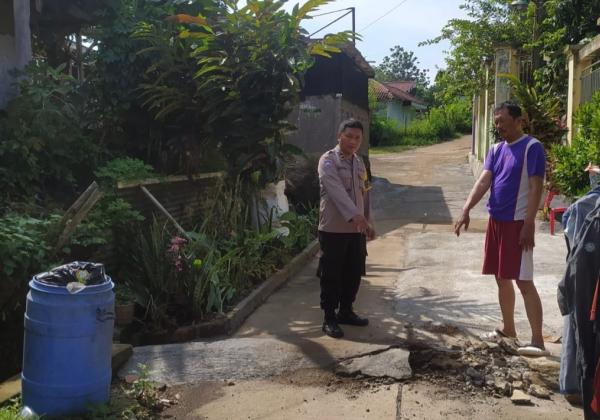 Polisi Bersama Satpol PP Bongkar Garasi Mobil Yang Menutupi Jalanan Umum di Perumahan Bekasi