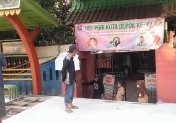 Viral! Ibu-ibu Geram Gerbang Masuk SD di Margonda Depok Tertutup Pelebaran Trotoar: Gila Bener-bener Gila