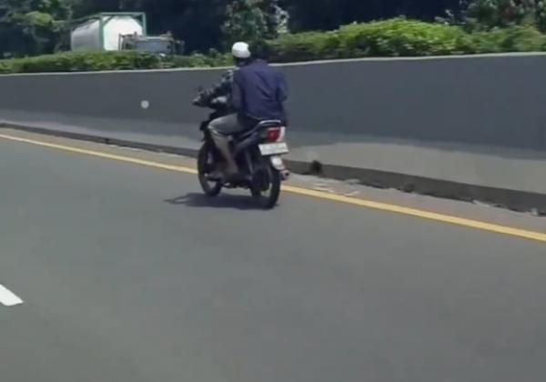 Ikuti Petunjuk Google Maps, Dua Pria Naik Motor Supra Batok Getar Ini Malah Masuk ke Tol Tangerang-Merak